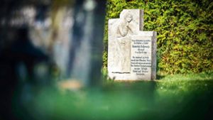 Der Gedenkstein für den ermordeten Heinrich Schwarz an seinem neuen Standort auf dem Alten Friedhof Welzheim Foto: Gottfried Stoppel