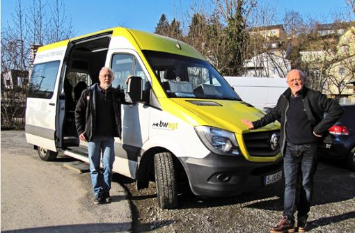 Seit 1. Dezember steht dem Bürgerbusverein dieser E-Bus für eine Probezeit kostenlos zur Verfügung. Horst Kaz (links) und Jürgen Hoedt (rechts) berichten von ihren Erfahrungen. Foto: Claudia Barner