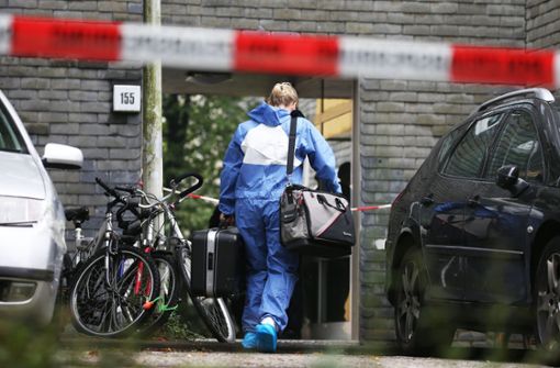Ermittler untersuchen den Tatort. Foto: dpa/Oliver Berg