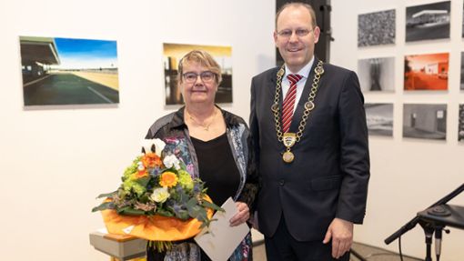Heidrun Bubeck erhält die Auszeichnung von Bernd Vöhringer. Foto: Stadt Sindelfingen