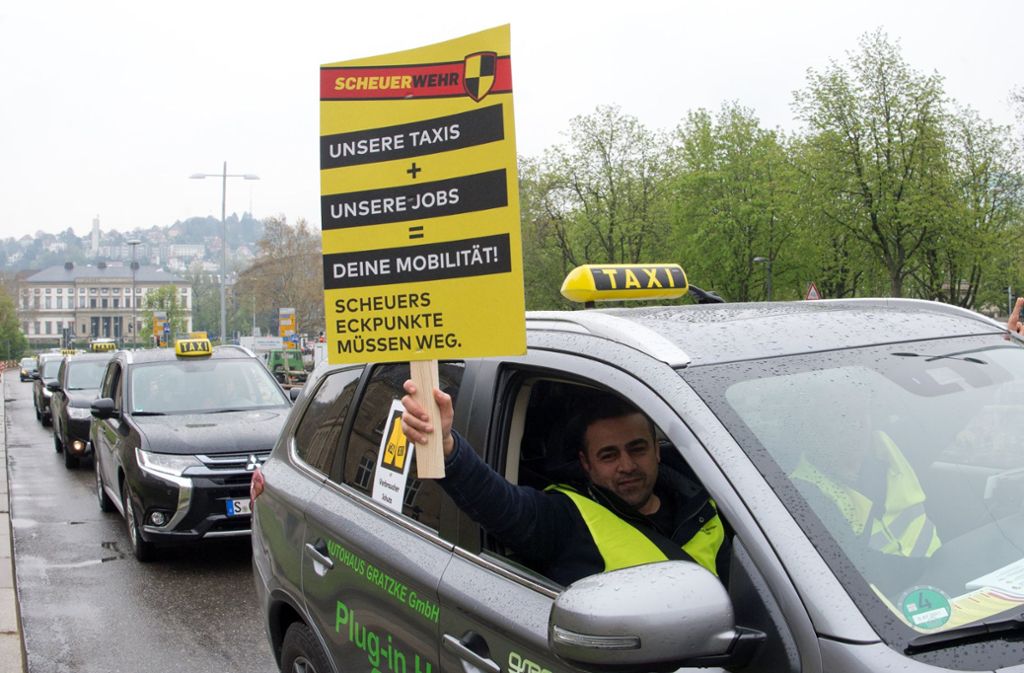 Am Mittwochvormittag sind Taxifahrer aus dem ganzen Land im Protestzug durch Stuttgart gefahren.