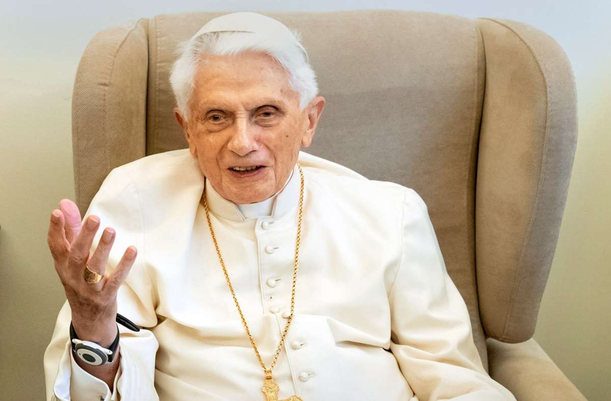 Dem emeritierten Papst Benedikt XVI wird in einem Gutachten Fehlverhalten zur Last gelegt. (Archivbild) Foto: dpa/Daniel Karmann