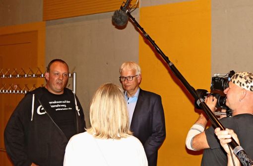 Ganz der Promotor: Vor der Veranstaltung gab Hans-Peter Kastner (links) mit Jürgen Resch von der Umwelthilfe dem SWR ein Interview. Foto: Otto-H. Häusser