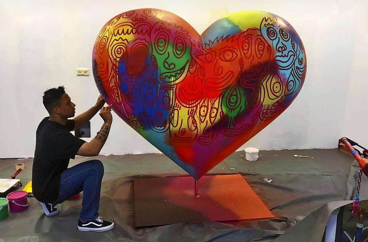 Pop-up-Künstler Romulo Kurányi mit seinem Herz.