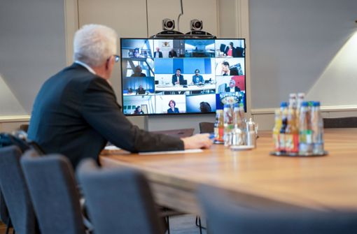 Winfried Kretschmann bei einer virtuellen Kabinettssitzung mit seinen Ministern. Foto: dpa/Jana Hoeffner
