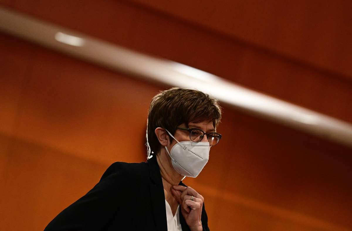 Verteidigungsministerin Annegret Kramp-Karrenbauer lehnt Einschnitte am Wehretat ab. Foto: AFP/Tobias Schwarz