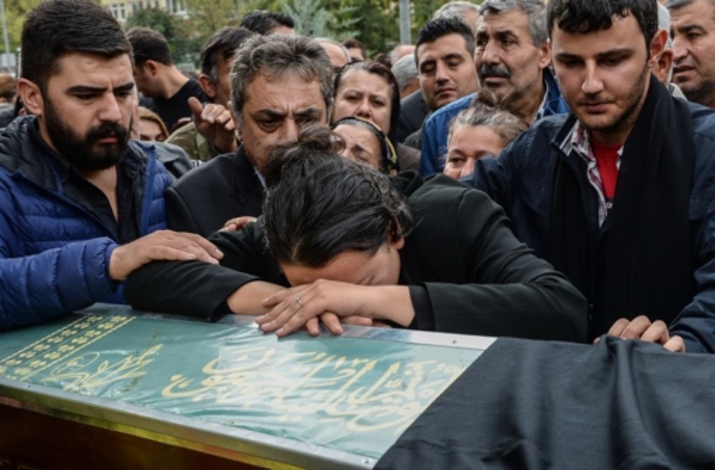 Eine Verwandte trauert um einen 32-jährigen Anwalt, der bei dem verheerenden Anschlag in Ankara ums Leben kam Foto: Getty Images Europe