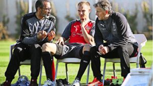 Lagebesprechung in La Manga: VfB-Mannschaftsarzt Raymond Best, der verletzte Holger Badstuber und Physiotherapeut Gerhard Wörn (von links) Foto: Baumann