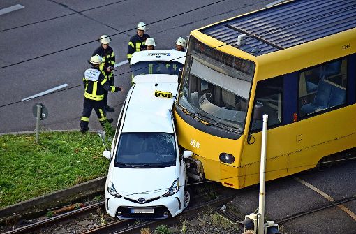 Der Taxifahrer wurde schwer verletzt: Kollision in der Schloss- und Büchsenstraße. Foto: Andreas Rosar Fotoagentur-Stuttgart