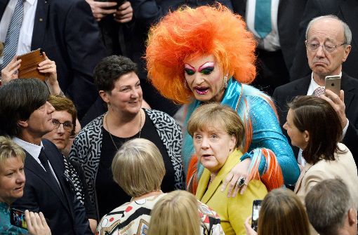 Da staunte auch Bundestrainer Joachim Löw (links) nicht schlecht: Drag-Queen Olivia Jones und Kanzlerin Angela Merkel geben gemeinsam ein ungewöhnliches Bild ab. Foto: dpa