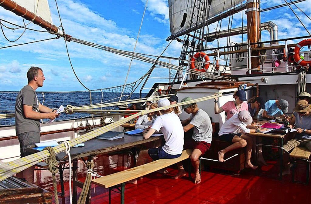 Chemieunterricht an Bord des Segelschiffs „Thor Heyerdahl“