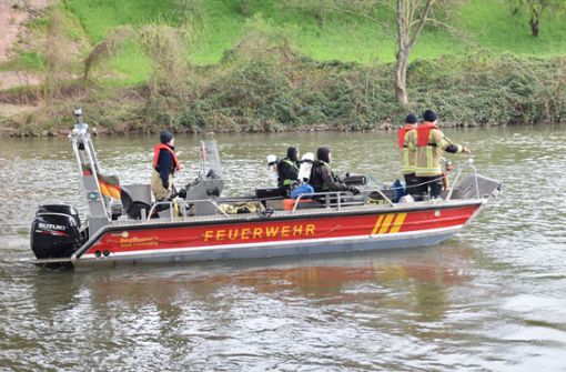 Einsatzkräfte der Feuerwehr waren bereits am Samstag mit einem Boot auf dem Neckar im Einsatz, nachdem dort ein Schlauchboot gekentert war (Archivbild). Foto: dpa/Marco Priebe