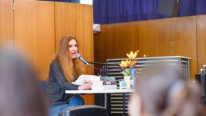 Ursula Poznanski las am Gottlieb-Daimler-Gymnasium  einen Auszug aus ihrem neuen Jugend-Thriller „Oracle“ vor. Foto: Lichtgut/Max Kovalenko
