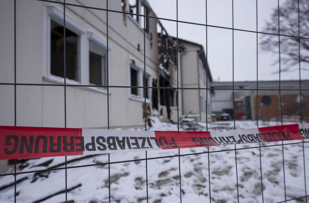 Kriminaltechniker des Polizeipräsidiums Ludwigsburg wollen den Brandort zu einem späteren Zeitpunkt untersuchen.