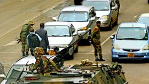 Im Zentrum der simbabwischen Hauptstadt Harare fahren Panzer auf. Das Militär will die Machtübernahme von Grace Mugabe, Gattin des Präsidenten Robert Mugabe, verhindern. Foto: AP