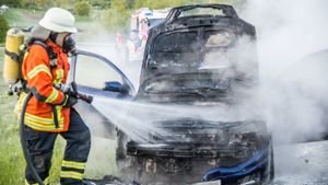 Das Auto eines 23-Jährigen ist am Freitagmorgen auf der Bundesstraße 14 bei Schwaikheim plötzlich in Brand geraten. Foto: SDMG