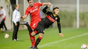 Duell in Belek: Arianit Ferati (VfB/re.) gegen Hannover Edgar Prib Foto: dpa