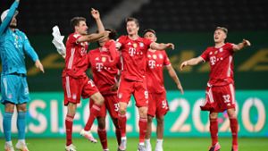 Die Bayern jubeln über den Pokalgewinn. Foto: dpa/Robert Michael