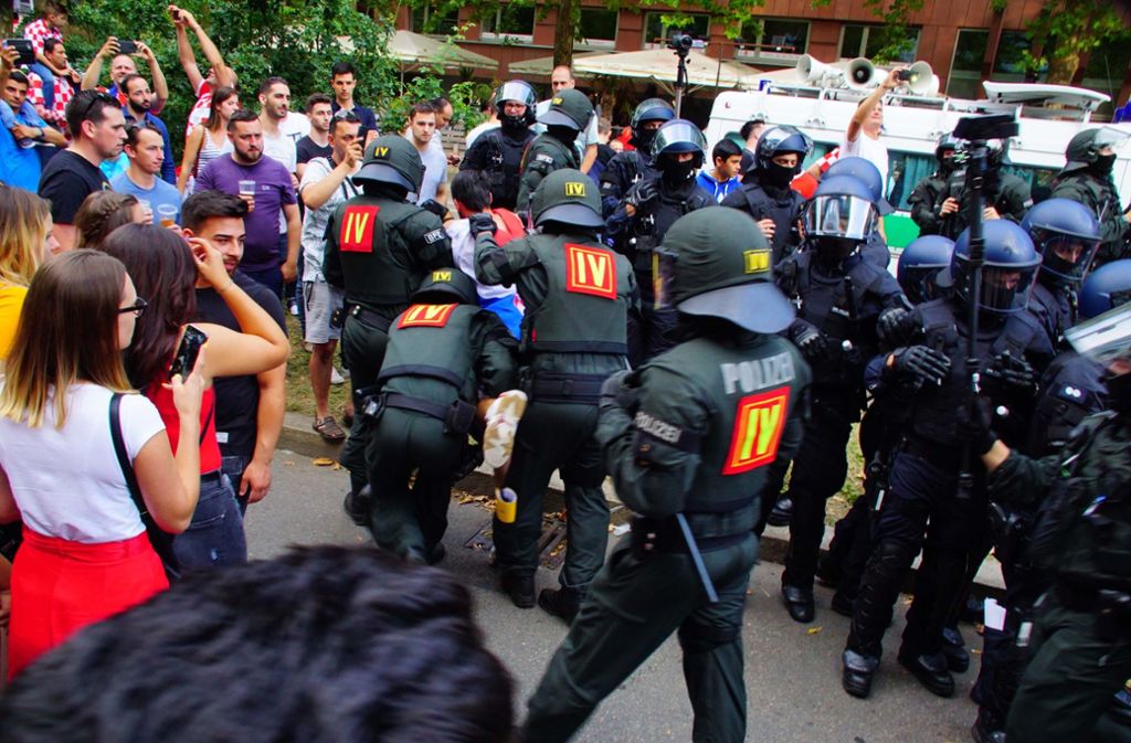 Die Polizei nimmt nach dem Finale Kroatien gegen Frankreich mehrere Menschen fest.