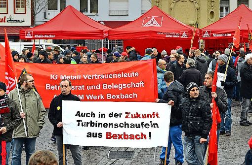 Die neuesten Streichpläne sind nicht die ersten bei GE in Deutschland. Das obere Bild zeigt Beschäftigte beim Protest gegen ein früheres Abbauprogramm auf dem Mannheimer Marktplatz. Foto: Kunz