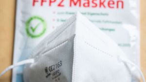 FFP2-Masken – wie diese auf dem Foto – bieten mehr Schutz gegen eine Infektion als Alltagsmasken. (Archivbild) Foto: dpa/Frank Rumpenhorst