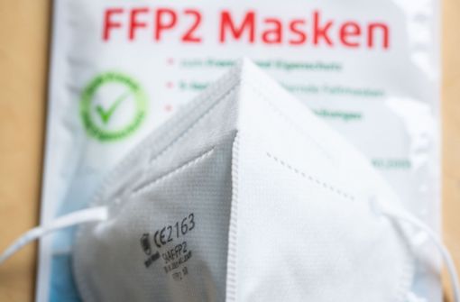 FFP2-Masken – wie diese auf dem Foto – bieten mehr Schutz gegen eine Infektion als Alltagsmasken. (Archivbild) Foto: dpa/Frank Rumpenhorst