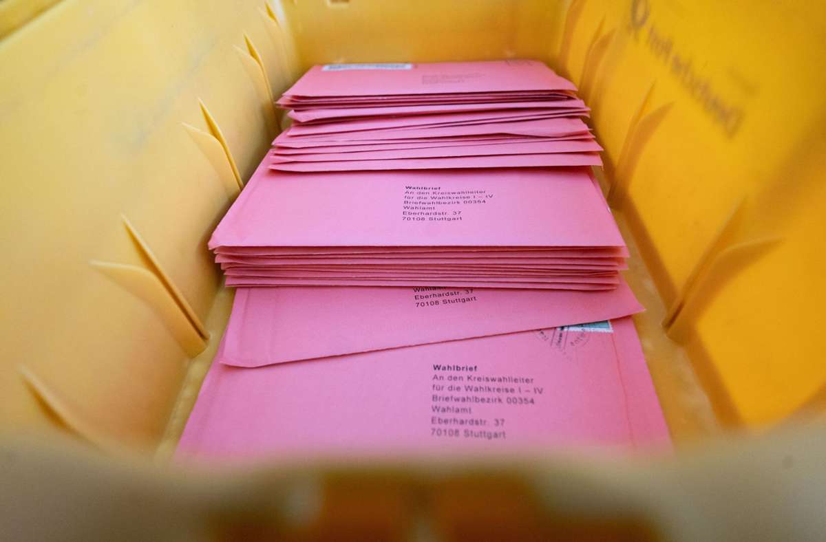 Einige haben schon per Briefwahl gewählt. Die Landtagswahl wird in Stuttgart trotz großen Kandidatenaufgebots mutmaßlich zu einem Zweikampf zwischen den Bewerbern von Grünen und CDU. Foto: dpa/Marijan Murat