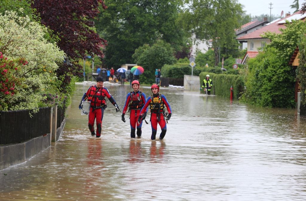 Helfer kämpfen gegen das Hochwasser in Bayern.