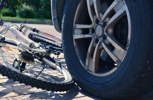 Der Radfahrer wurde bei dem Unfall schwer verletzt. (Symbolbild) Foto: Shutterstock/Victoria Denisova