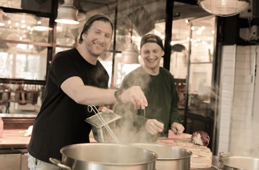 Konstantin Ebert und Frieder Rost beim Einkochen. Foto: Ugly Apple/Ebert/Rost