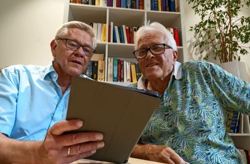 Johannes Kupka (links) hat Jan Ostrcil geholfen, sich in der digitalen Welt besser zurecht zu finden. Foto: Jürgen Bach