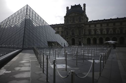 Louvre in Paris: Das Museum ist nach einer Bombendrohung am Samstag geräumt worden. Foto: dpa/Lewis Joly