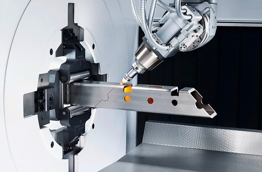 Bearbeitung eines Metallwerkstücks mit einem schwenkbaren Laser der Firma Trumpf aus Ditzingen. Foto: Firmenfoto