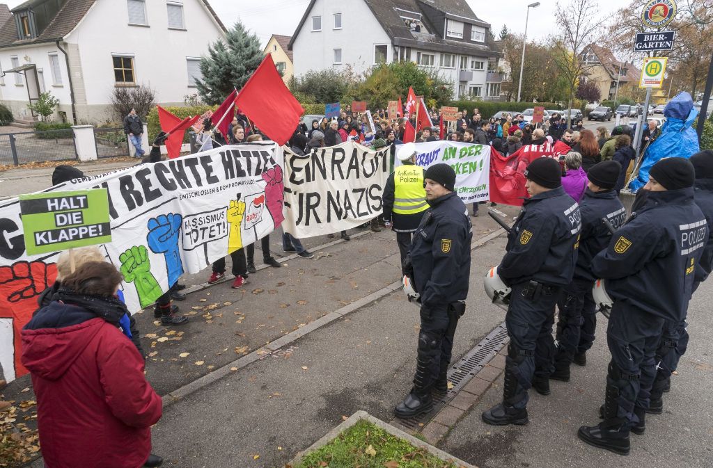 Gut 150 Menschen demonstrieren gegen die AfD-Veranstaltung im Hotel Krauthof. Foto: factum/Weise