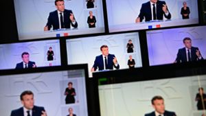 Emmanuel Macron auf allen Kanälen. Wegen der Corona-Krise hat der französische Präsident Ausgangssperren in den großen Städten des Landes angekündigt. Foto: AFP/CHRISTOPHE ARCHAMBAULT