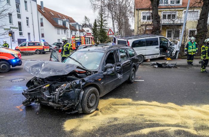 Unfall in Kirchheim/Teck: Feuerwehr befreit Schwerverletzten