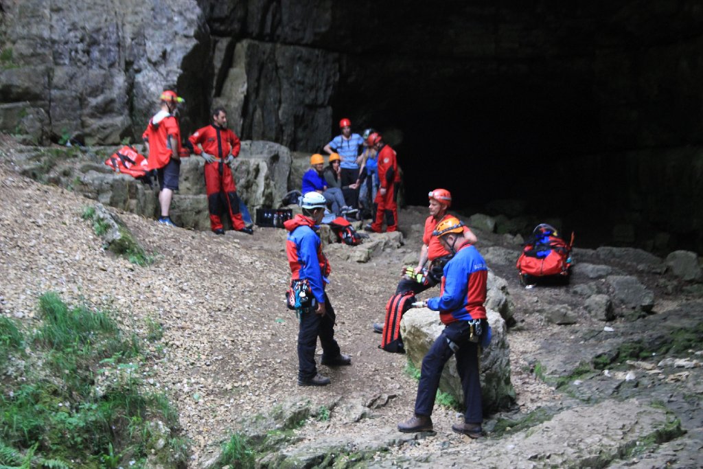 Ein 60 Jahre alter Mann ist am Sonntagnachmittag in der Falkensteiner Höhle im Kreis Reutlingen gestürzt und musste von Rettungskräften aus der Höhle geborgen werden.
