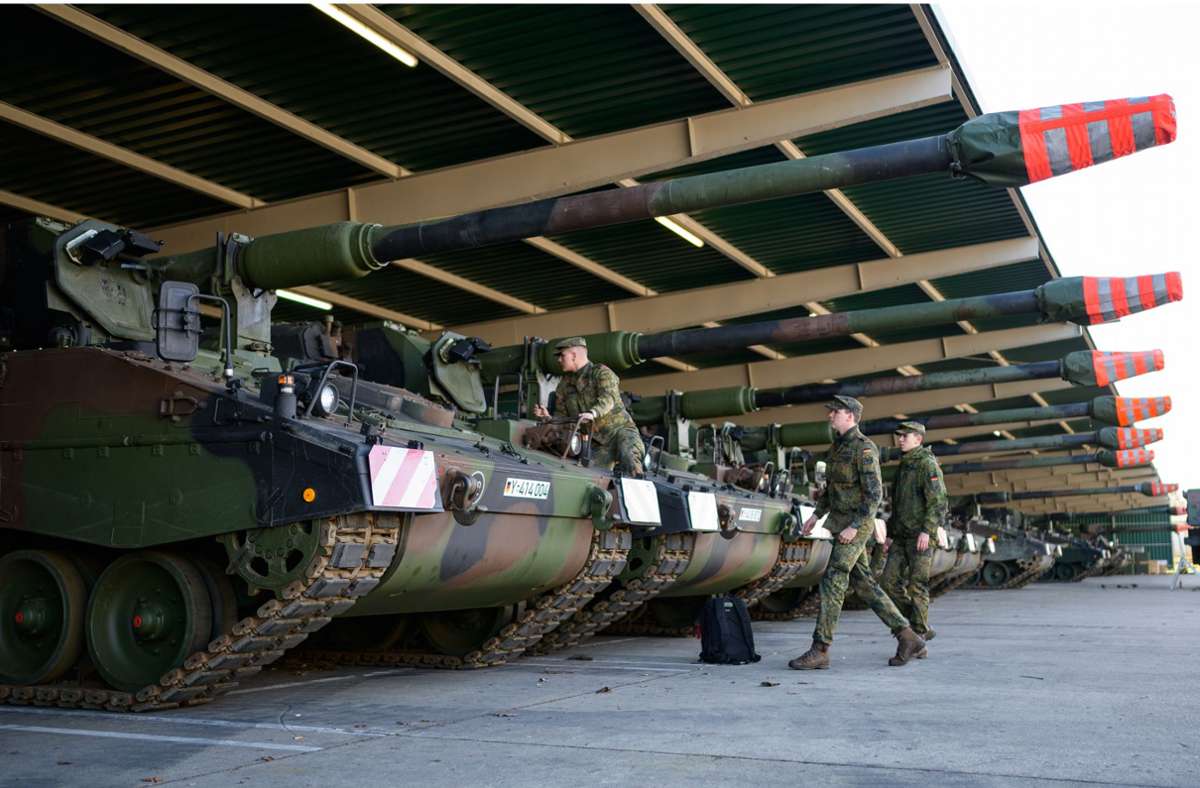 Sechs Panzerhaubitzen 2000 (PzH 2000) der Bundeswehr werden in der Hindenburg-Kaserne im niedersächsischen Munster auf ihren Transport Richtung Litauen vorbereitet. Deutschland wird der Ukraine sieben Panzerhaubitzen 2000 liefern.