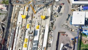 Durch die Genehmigung für die neuen Fluchtwege können nun die auf dem Foto mit gelber Folie abgedeckten Stützen für das Bahnhofsdach weiter gebaut werden. Foto: DB /Arnim Kilgus