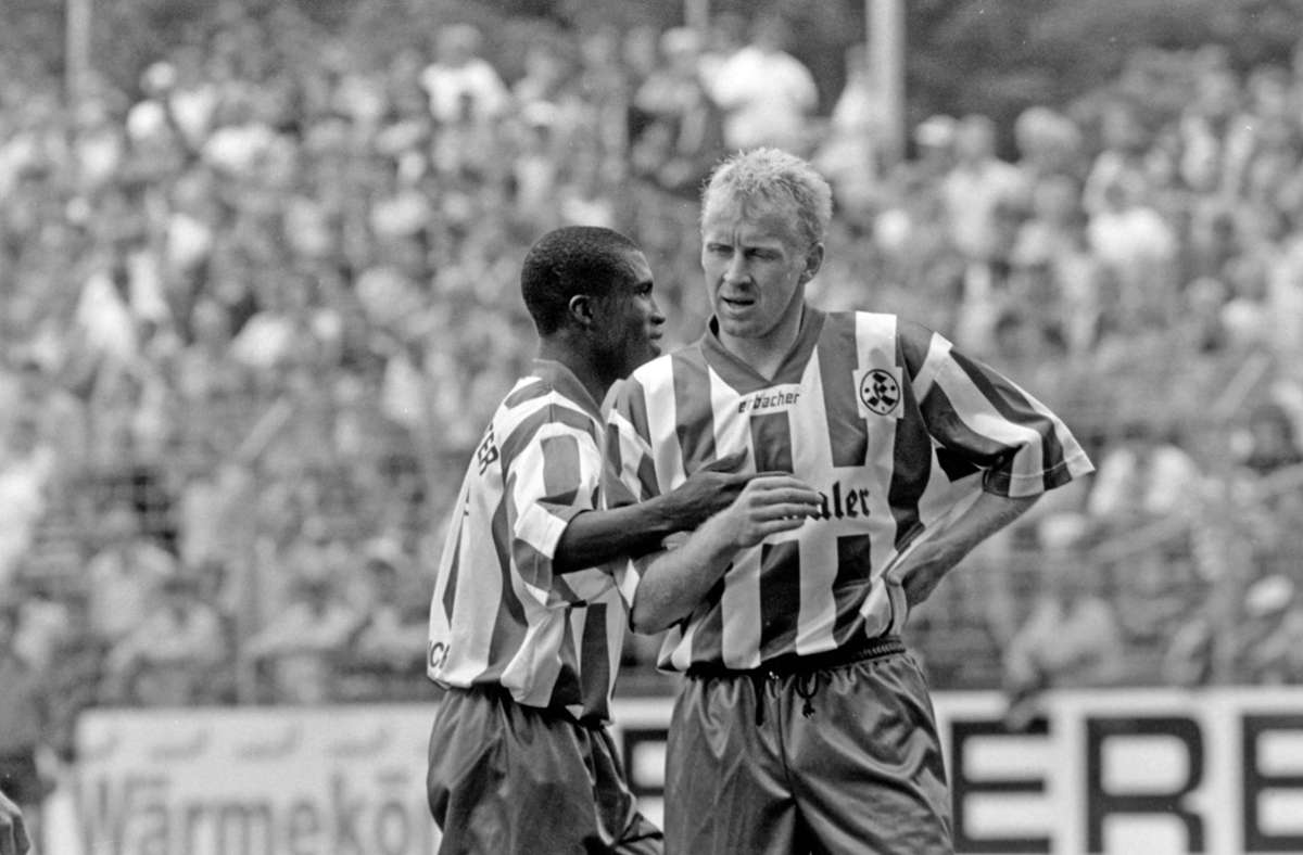 Mit Sturmpartner Jonathan Akpoborie 1994