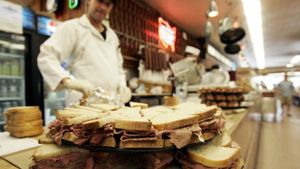 Das Katz’s Deli in New York mit seiner größten Attraktion, dem Pastrami-Sandwich Foto: AFP