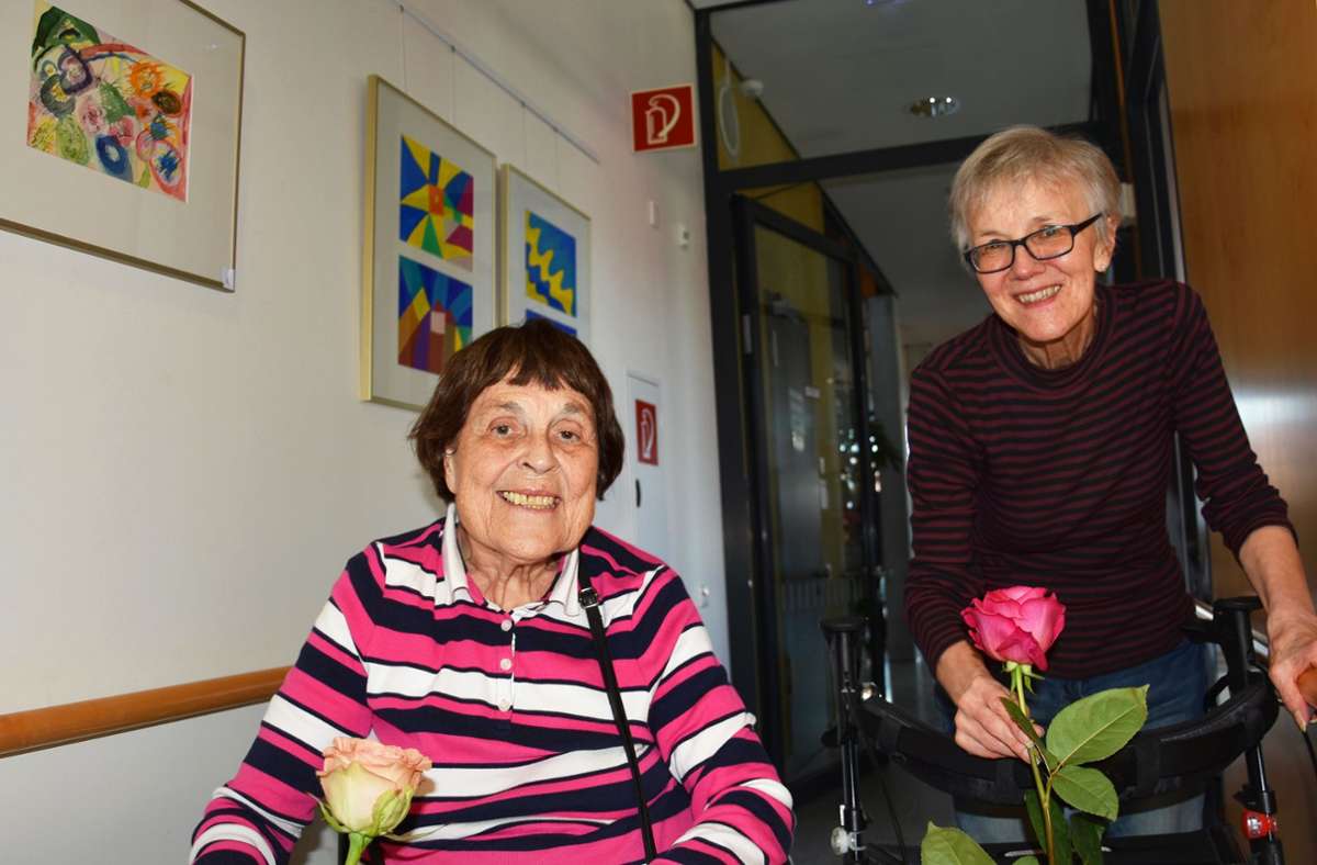 Doris Mauthe und Cornelia Bolz (rechts) sind stolz auf ihre Kunstwerke, die im Kornhasen für die Öffentlichkeit sichtbar aufgehängt sind. Foto: /Mathias Kuhn