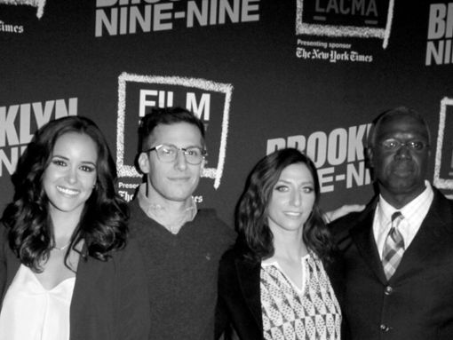 Andre Braugher (ganz links) spielte in Brooklyn Nine Nine die Rolle des Captain Raymond Holt - seine Serienkollegen nehmen Abschied. Foto: Kathy Hutchins/Shutterstock