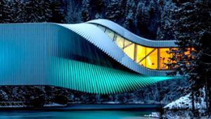 The Twist nennen BIG diesen  Museumsneubau in einem norwegischen Skulpturenpark,  2019  eröffnet.  Das mit Aluminiumblech verkleidete Kistefos Museum, so der offizielle Name, wird selbst zur Skulptur, indem es sich  gymnastisch um die eigene Achse dreht und einen Fluss überbrückt. Foto: Kim Erlandsen