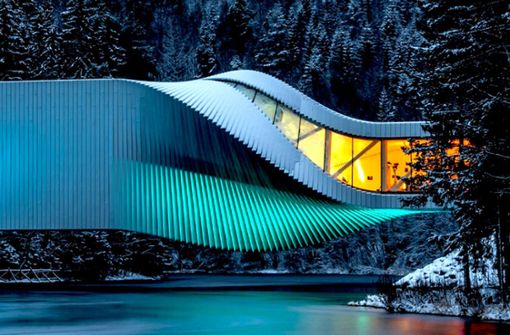 The Twist nennen BIG diesen  Museumsneubau in einem norwegischen Skulpturenpark,  2019  eröffnet.  Das mit Aluminiumblech verkleidete Kistefos Museum, so der offizielle Name, wird selbst zur Skulptur, indem es sich  gymnastisch um die eigene Achse dreht und einen Fluss überbrückt. Foto: Kim Erlandsen
