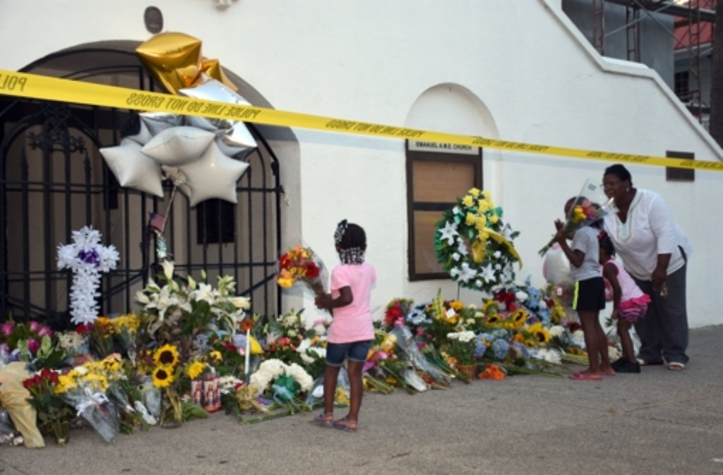 In Charleston herrscht nach dem schrecklichen Blutbad mit neun Toten Trauer. Indes verdichten sich die Zeichen, dass der Täter aus rassistischen Gründen gehandelt hat.