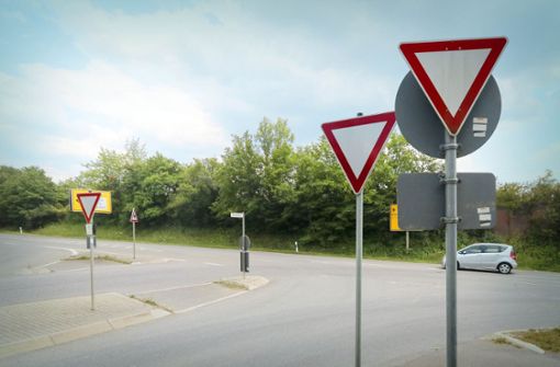 Verwirrend viele Schilder regeln in Ehningen den Verkehr: An der Nordwestlichen Randstraße hat jeder Vorfahrt. Foto: factum/Granville