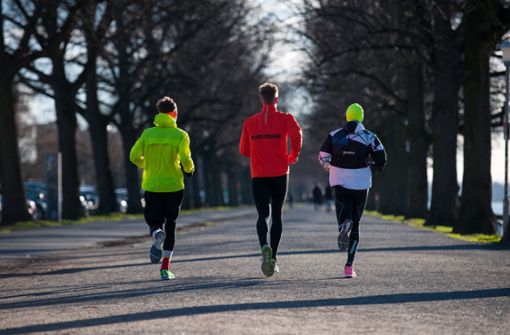 Wer in der kalten Jahreszeit joggen gehen will, sollte die richtige Kleidung nutzen. Foto: dpa/Philipp Schulze