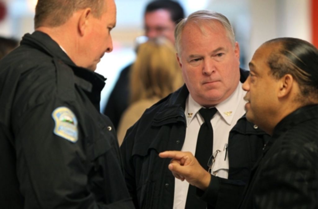 Zurückgetreten: Fergusons Polizeichef Thomas Jackson (Mitte) Foto: St. Louis Post-Dispatch/dpa