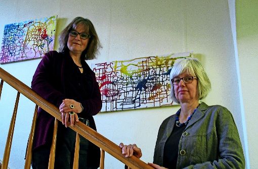 Sylvia Friedt (links) und Beate Walter stellen ihre Werke derzeit im Stammheimer Bezirksrathaus  an  der Kornwestheimer Straße 5 aus. Foto: Susanne Müller-Baji